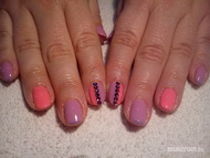 Évinek kaméleon és neon kombináció 